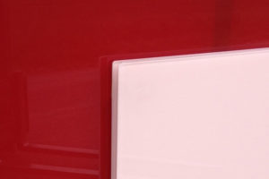 Glaslackierung Scheiben rot weiss